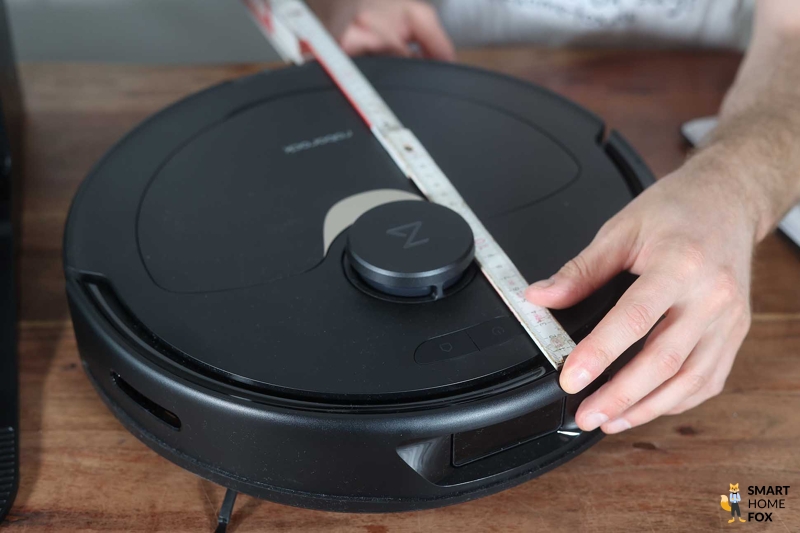 Der Roborock Q Revo wird mit einem Lineal ausgemessen.